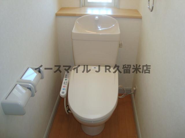 トイレ　落ち着いた色調のトイレです