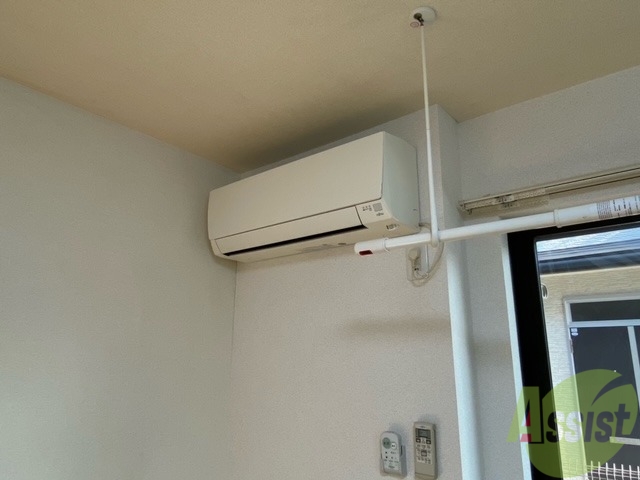 その他設備　お部屋の角にはエアコン、室内物干しもございます
