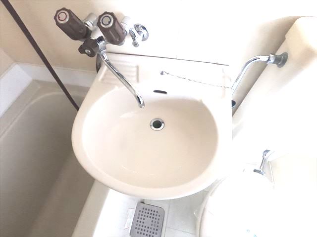 洗面設備　浴室内になりますが洗面台もあります