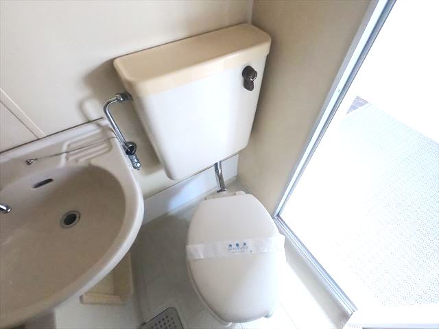 トイレ　ユニットバスですが、改装済みで綺麗なトイレ