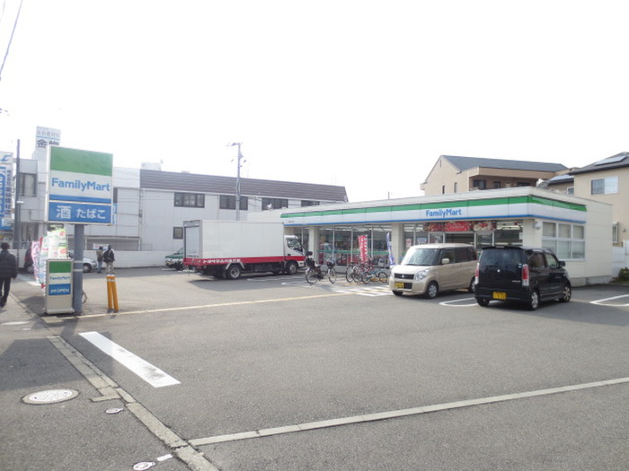 コンビニ　ファミリーマート（コンビニ）まで1180m