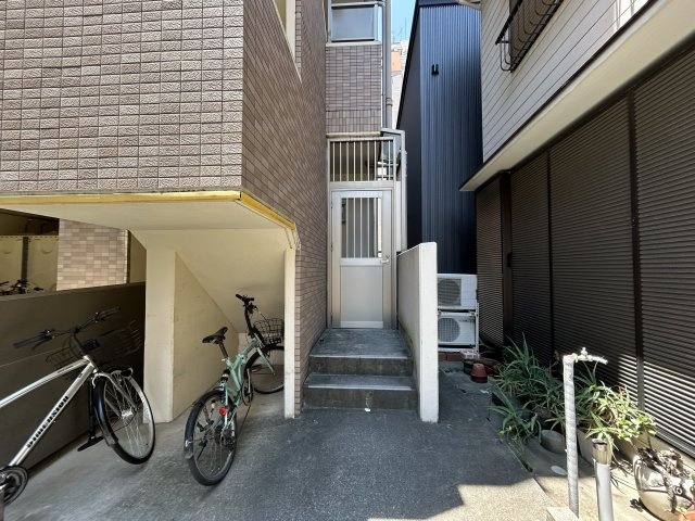 その他　裏口
