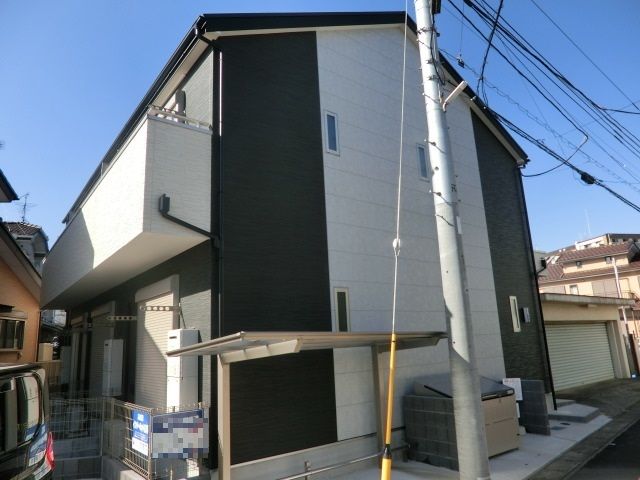 建物外観　閑静な住宅街に立地した築浅物件