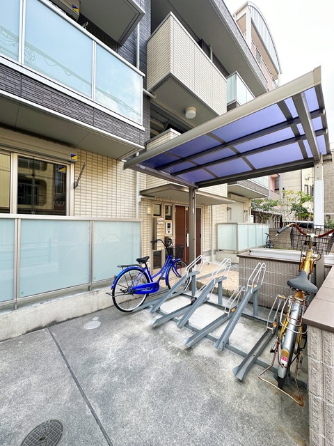その他共有部分　屋根付き駐輪場。大事な自転車も雨でも安心♪