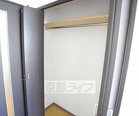 収納　ハンガーパイプもあり、洋服も掛けていただけます