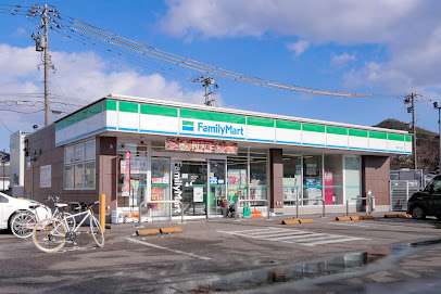 コンビニ　ファミリーマート（コンビニ）まで600m