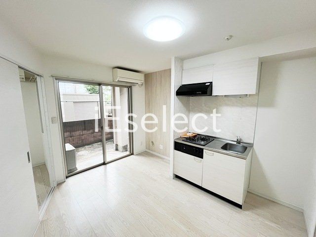 居室・リビング　白を基調とした明るいお部屋です