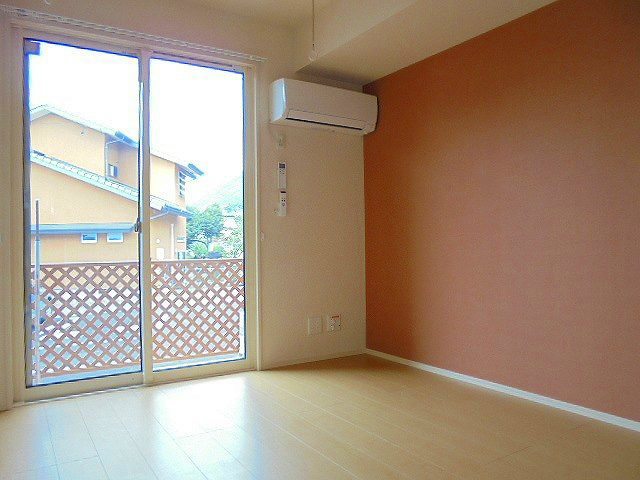 居室・リビング　102号室のお部屋です