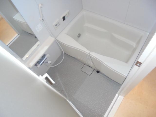 バス・シャワールーム　こちらのお風呂で一日の疲れを癒してくださいね