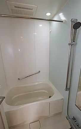 バス・シャワールーム　コンパクトで使いやすいお風呂です