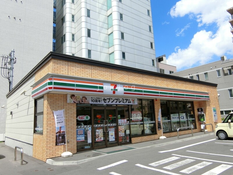 コンビニ　セブンイレブン札幌北5条店（コンビニ）まで208m
