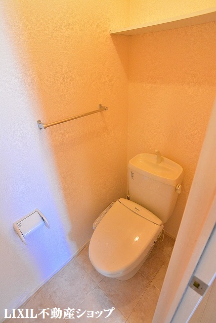 トイレ　上部に収納棚のある温水洗浄便座付のトイレです。