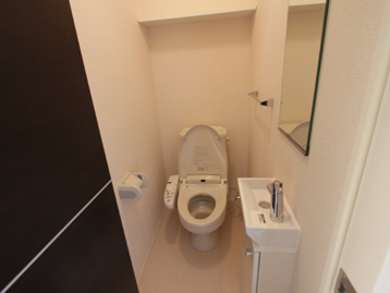 トイレ　温水シャワー付きトイレです
