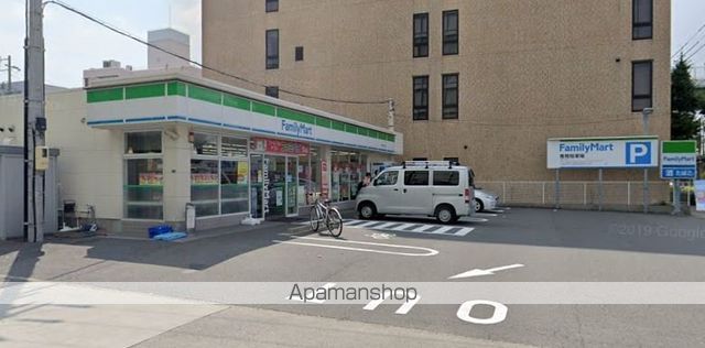 コンビニ　ファミリーマート（コンビニ）まで370m