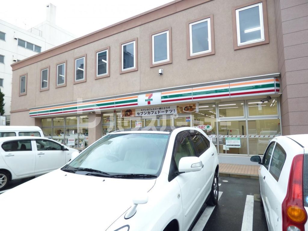 コンビニ　セブンイレブン新田町店（コンビニ）まで300m