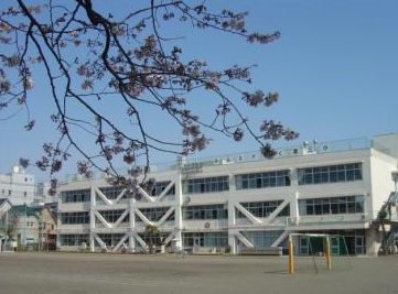 小学校　立川市立第三小学校（小学校）まで522m