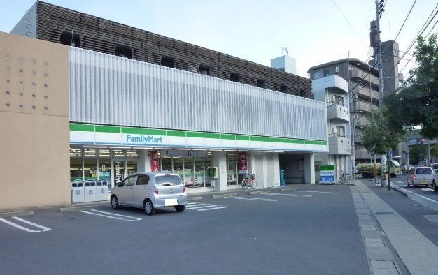 コンビニ　ファミリーマート（コンビニ）まで836m