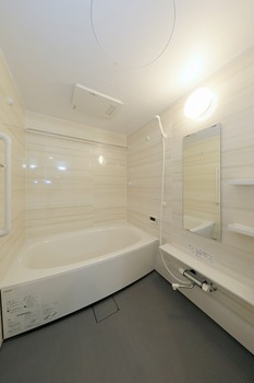 バス・シャワールーム　落ち着いた空間のお風呂です
