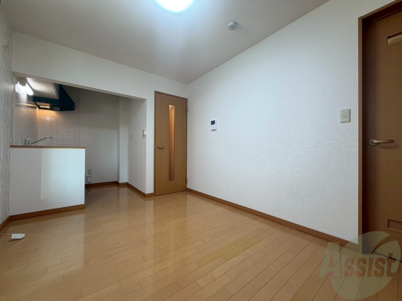 居室・リビング　木目のフローリングは落ち着きのある印象のお部屋になりますね。