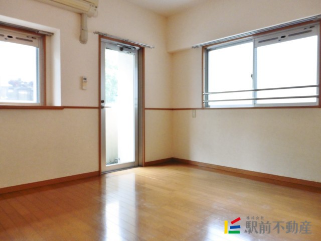 居室・リビング　二面採光の明るいお部屋！