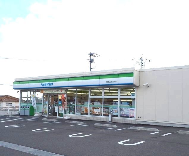コンビニ　ファミリーマート（コンビニ）まで900m