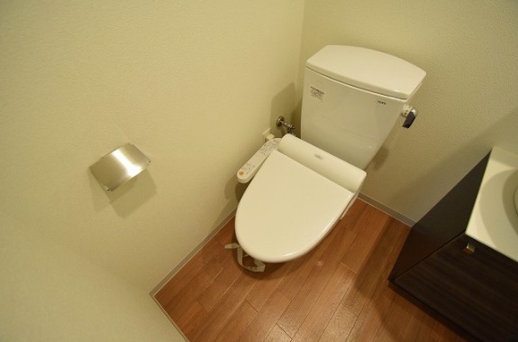 阪急神戸線 中津駅 徒歩6分 8階建 築13年のトイレ写真
