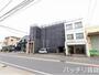 建物外観　外壁工事中の写真になります。