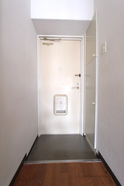 玄関　同物件別号室の写真です。
