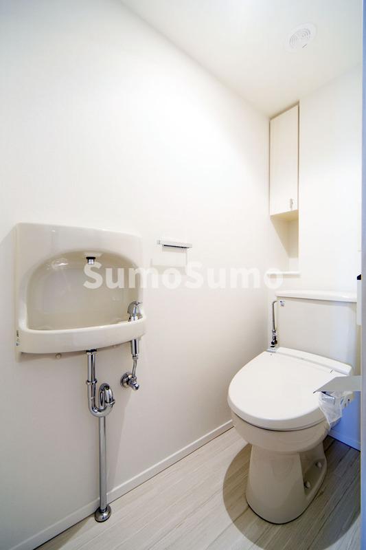 トイレ　落ち着いた色調のトイレです