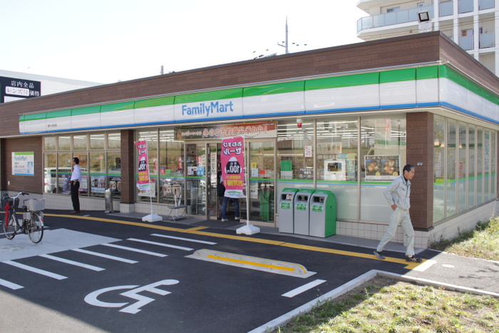 コンビニ　ファミリーマート 豊中上新田店（コンビニ）まで400m