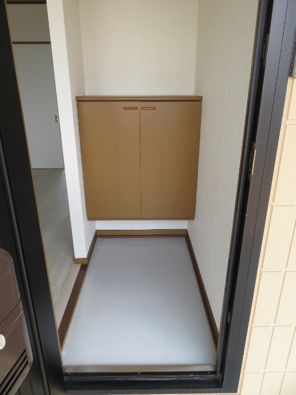 玄関　※別号室の写真となります。