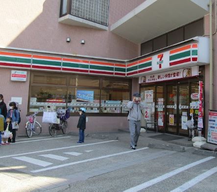 コンビニ　セブンイレブン（コンビニ）まで175m