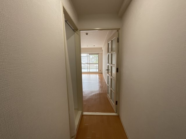 その他部屋・スペース　左にユニットバス、直進にLDKです