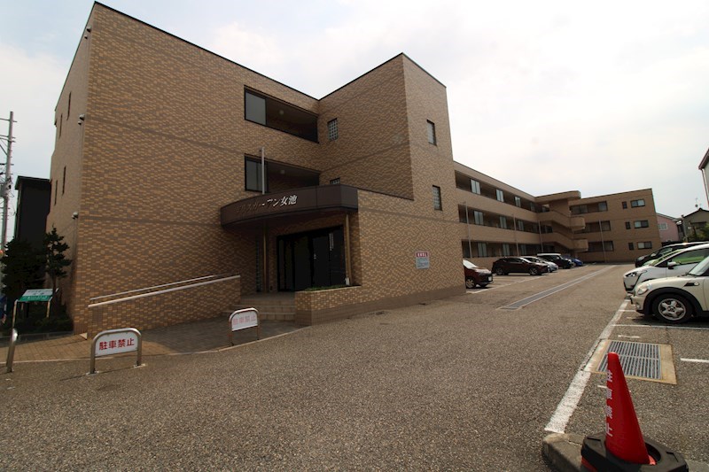 建物外観　3階建てマンション