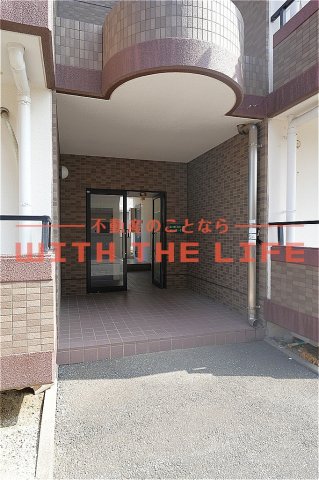 エントランス　落ち着いたエントランスです