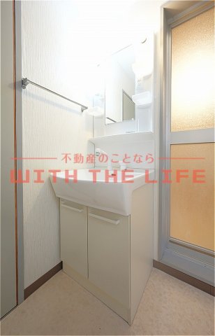 洗面設備　独立洗面台、小物を置くことができて便利です