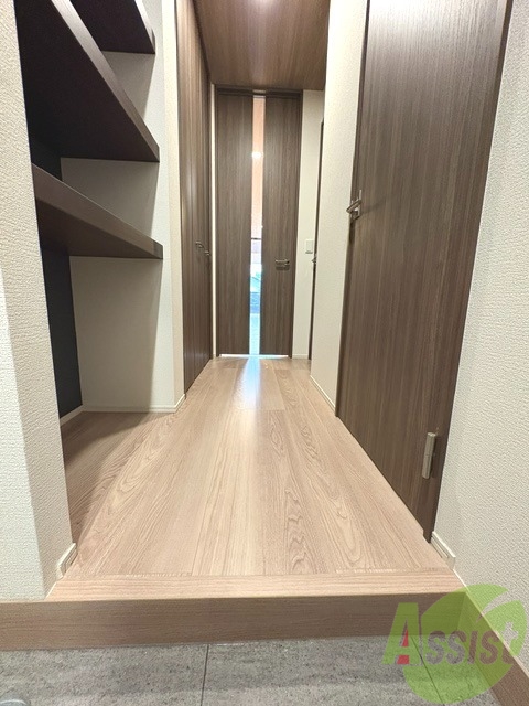 玄関　玄関は、段差があまりないので出入りが楽そうです。