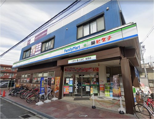 コンビニ　ファミリーマート 薬ヒグチ岩田南店（コンビニ）まで225m