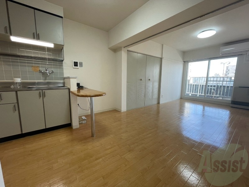 居室・リビング　木目のフローリングは落ち着きのある印象のお部屋になりますね。