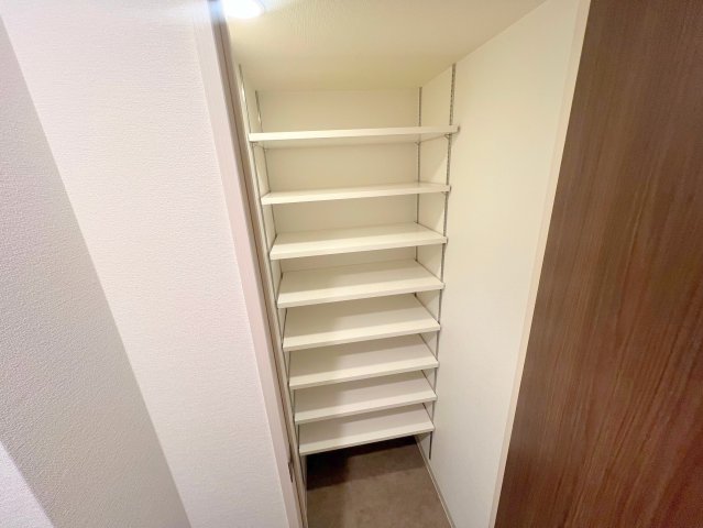 収納　大きいシューズボックスは靴がいっぱい入れれますね。