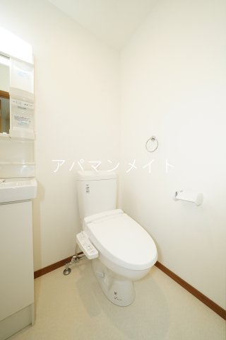 トイレ　落ち着いた色調のトイレです