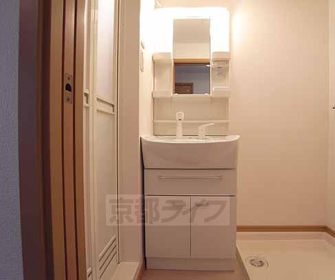洗面設備　シャンプードレッサ付きの独立洗面台です。