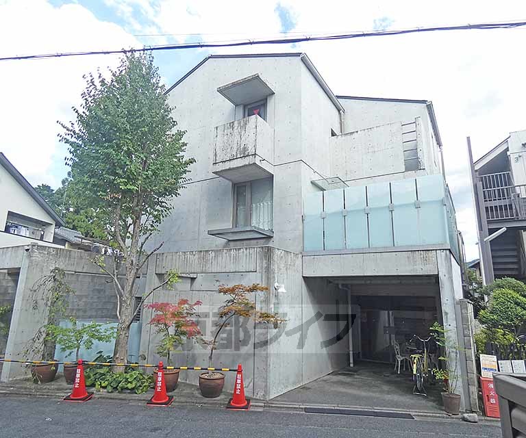 建物外観　コンクリート打ち放しのオシャレな外観です。