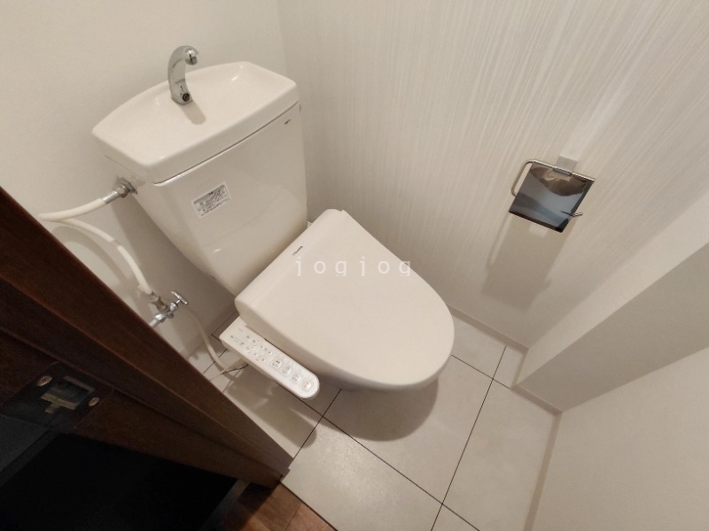 トイレ　嬉しい温水洗浄便座付きのトイレです。