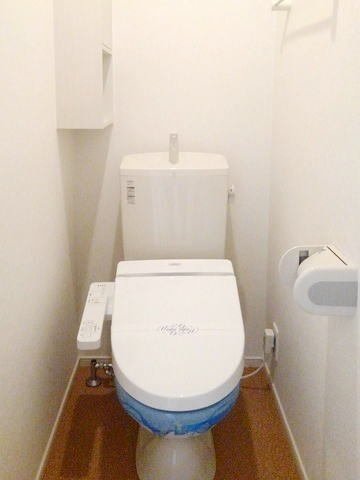 トイレ　落ち着いた色調のトイレです