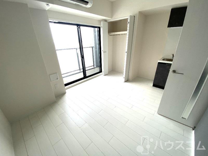 居室・リビング　白を基調にした明るいお部屋です。