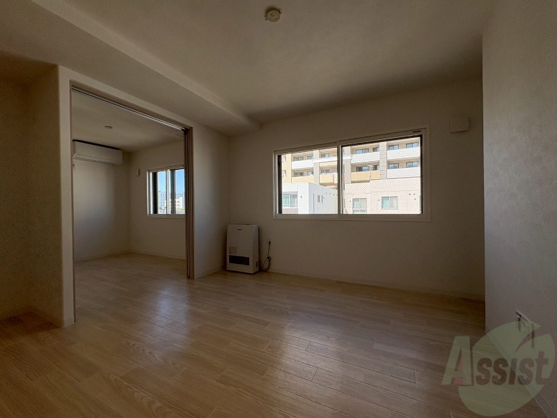 居室・リビング　木目のフローリングは落ち着きのある印象のお部屋になりますね。