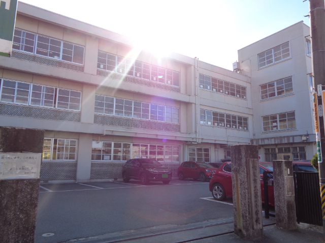 小学校　松阪市立第四小学校（小学校）まで745m