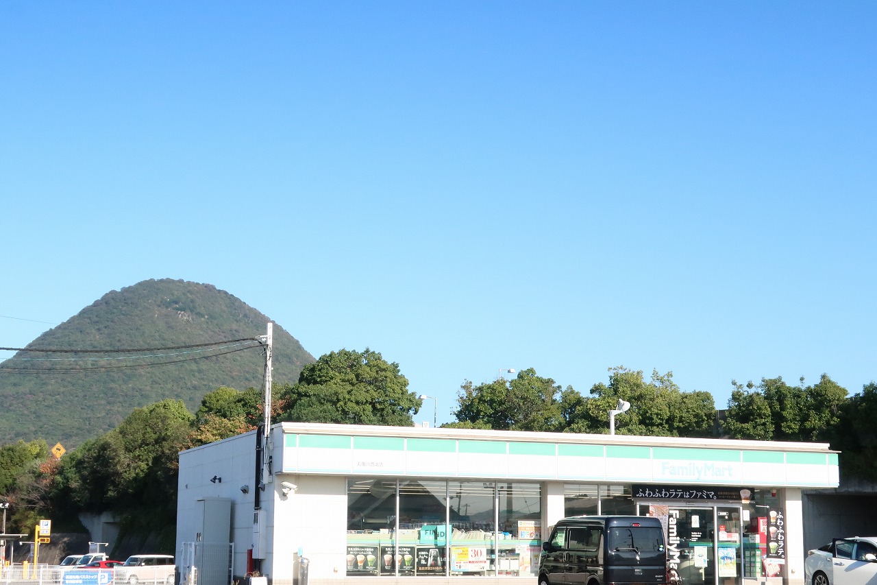 コンビニ　ファミリーマート丸亀川西北店（コンビニ）まで1086m