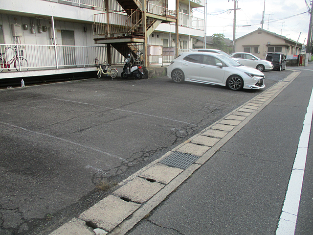 【岡山市北区延友のマンションの駐車場】